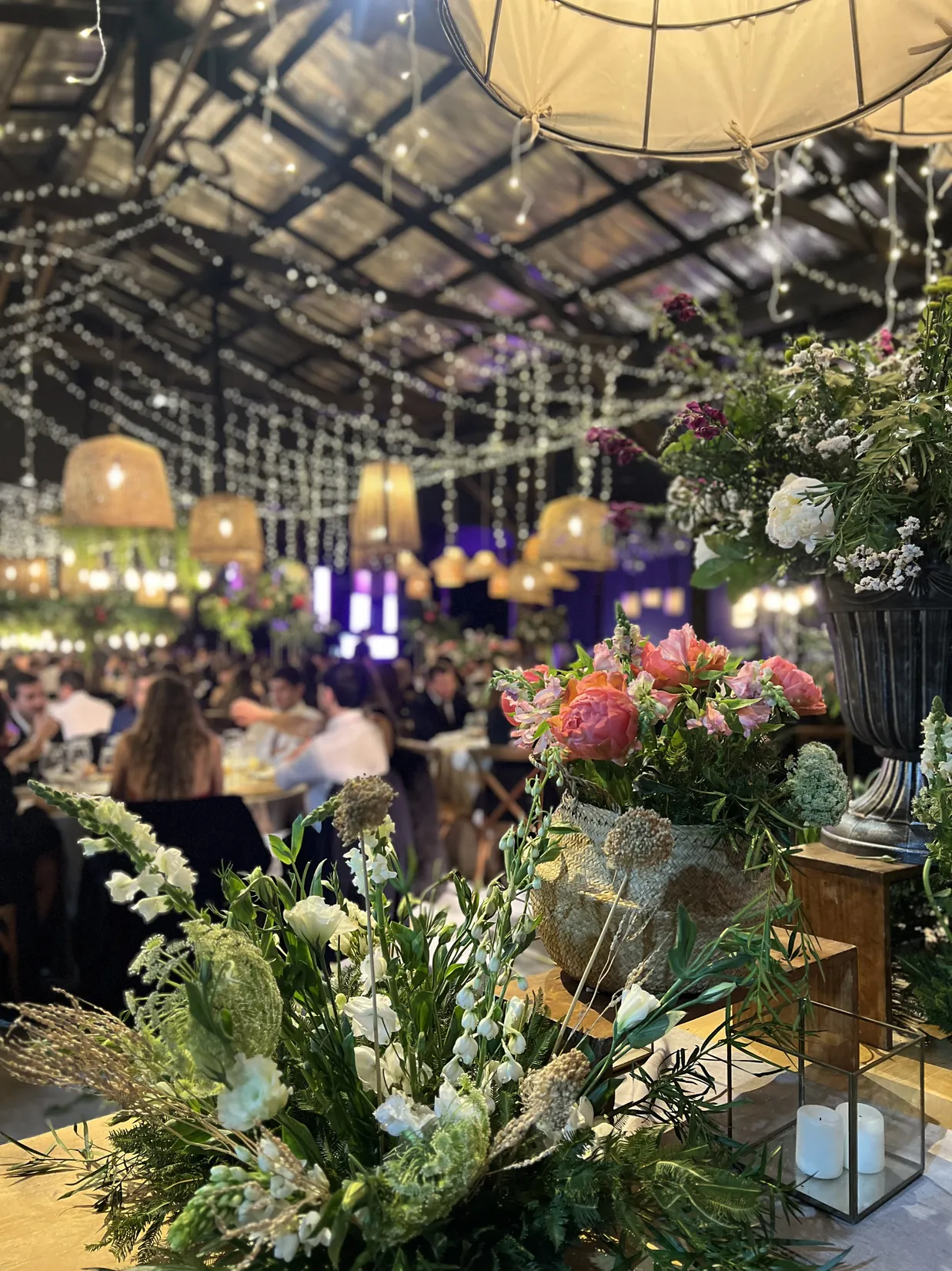 Ambientación interior con flores e iluminación durante un evento