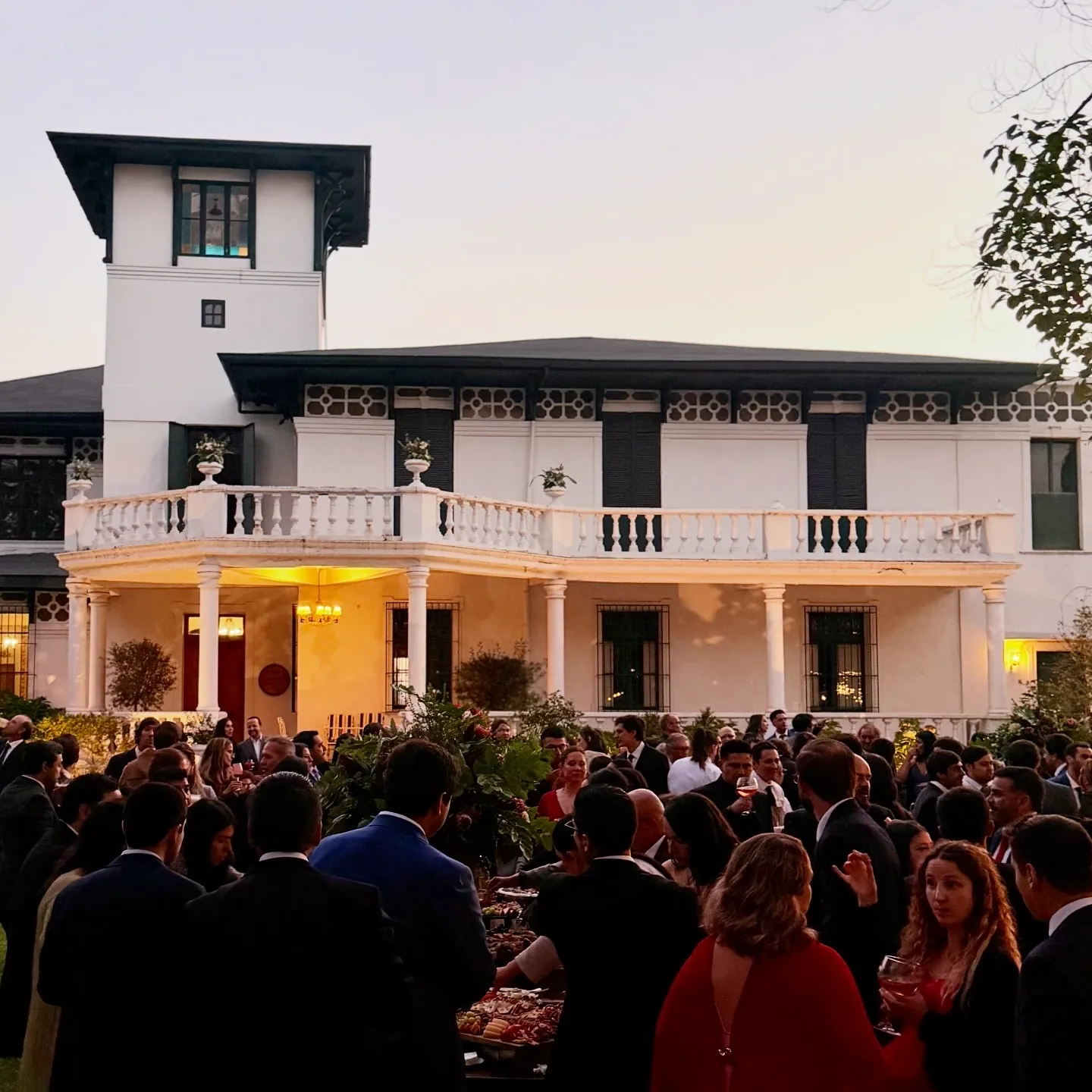 Encuentro corporativo en los jardines frente a Casona Verona