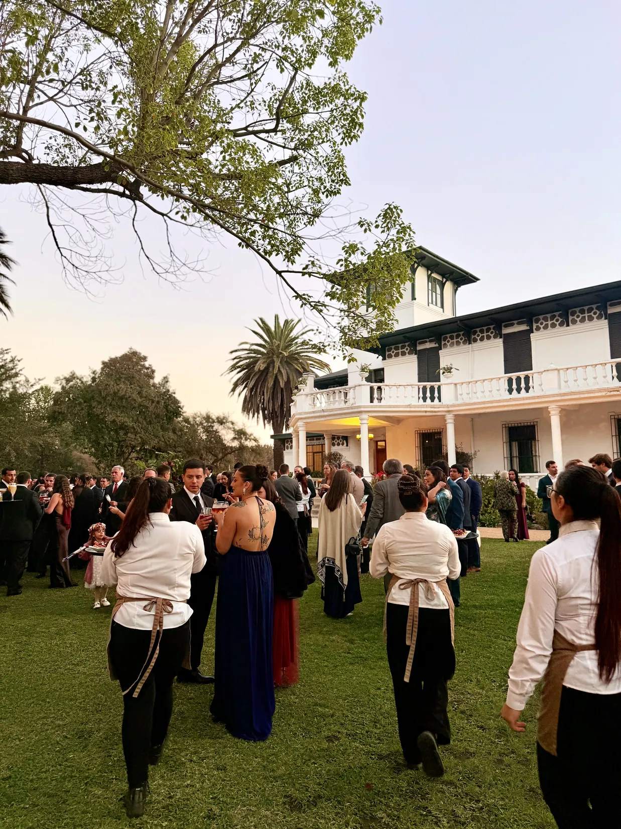Invitados de un evento de empresa reunidos en el parque de Casona Verona