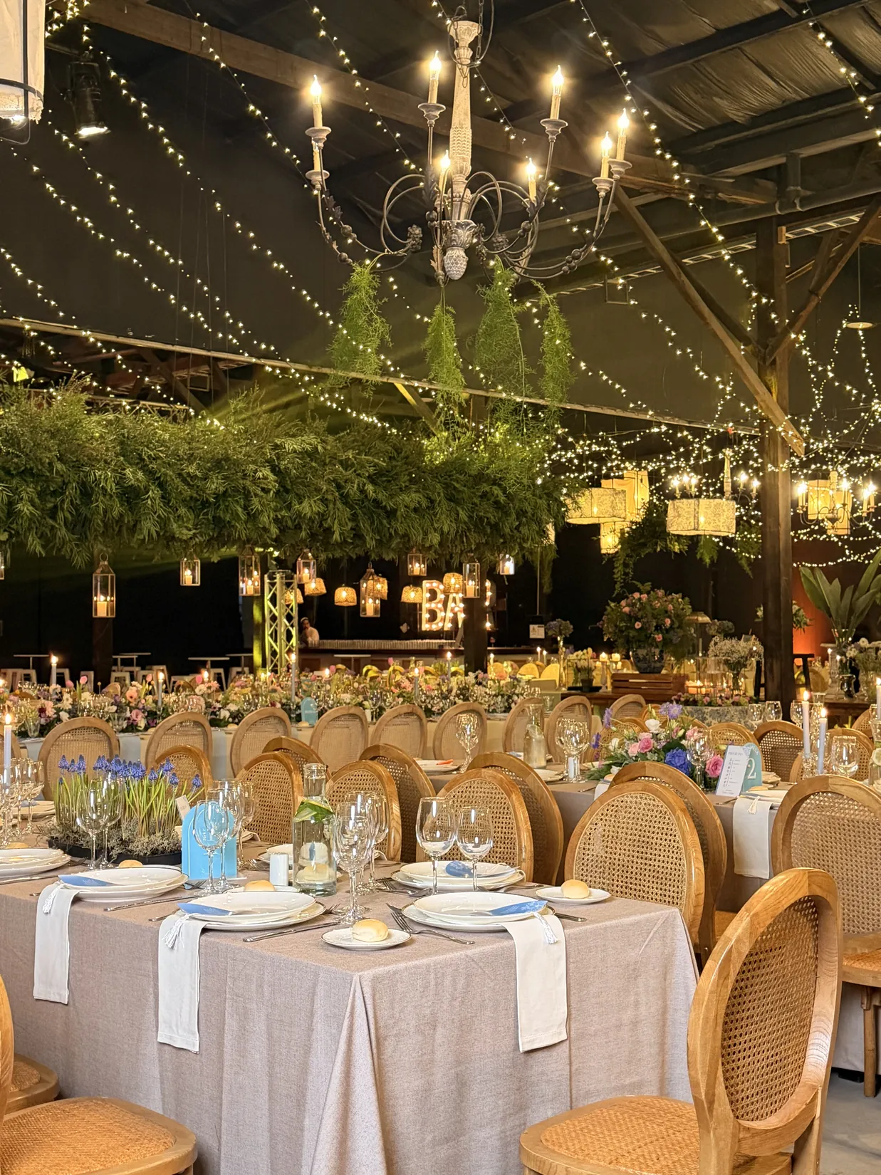 Salón preparado para una cena corporativa nocturna