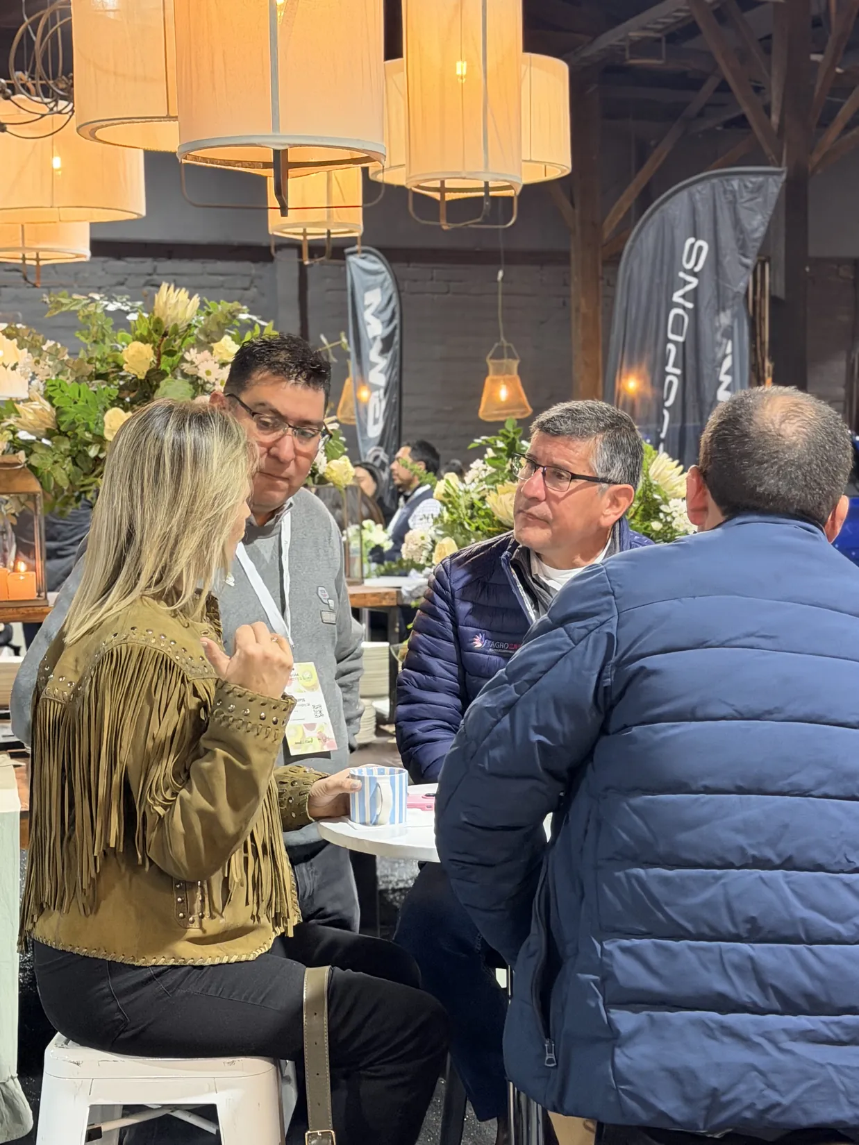 Profesionales conversando durante un encuentro