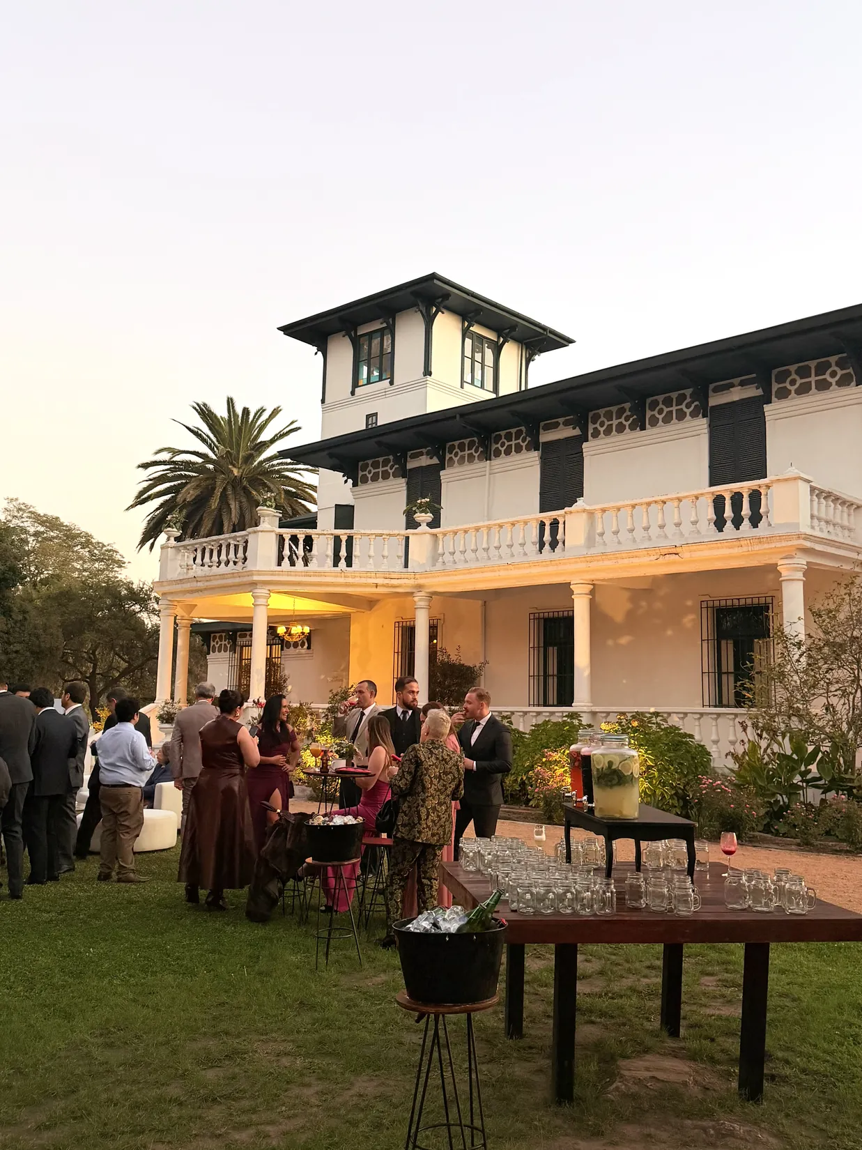 Recepción empresarial en el parque frente a la casona