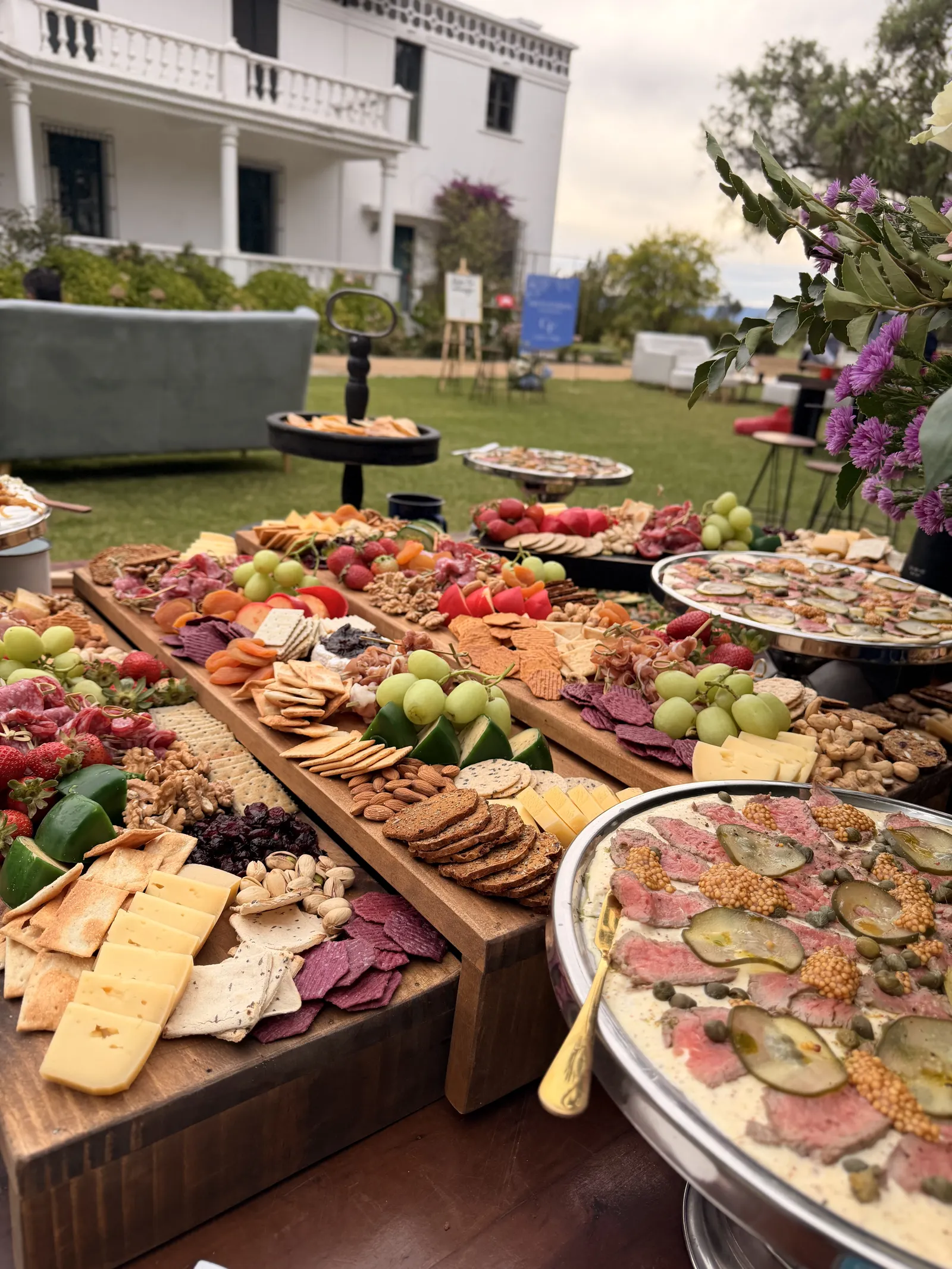 Mesa de aperitivos con Casona Verona al fondo