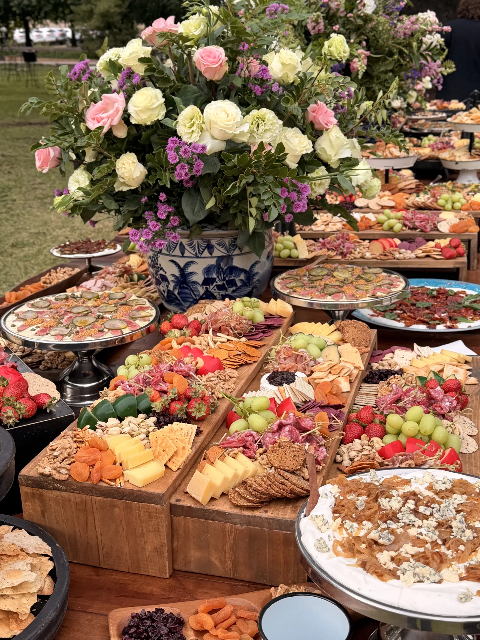 Montaje gastronómico con flores y tablas de aperitivos