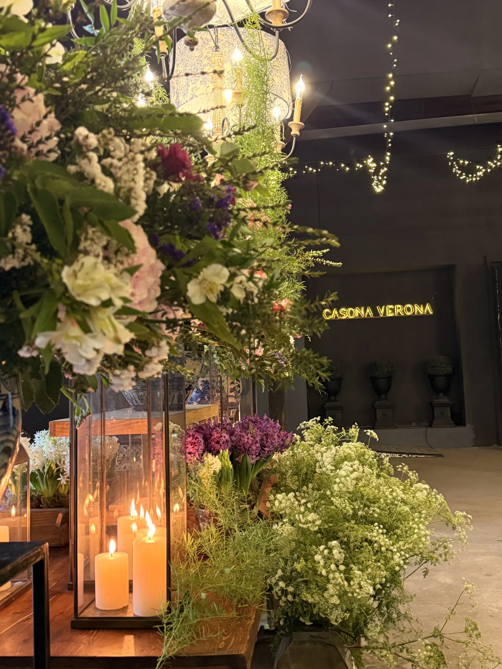 Flores, velas e iluminación nocturna en Casona Verona
