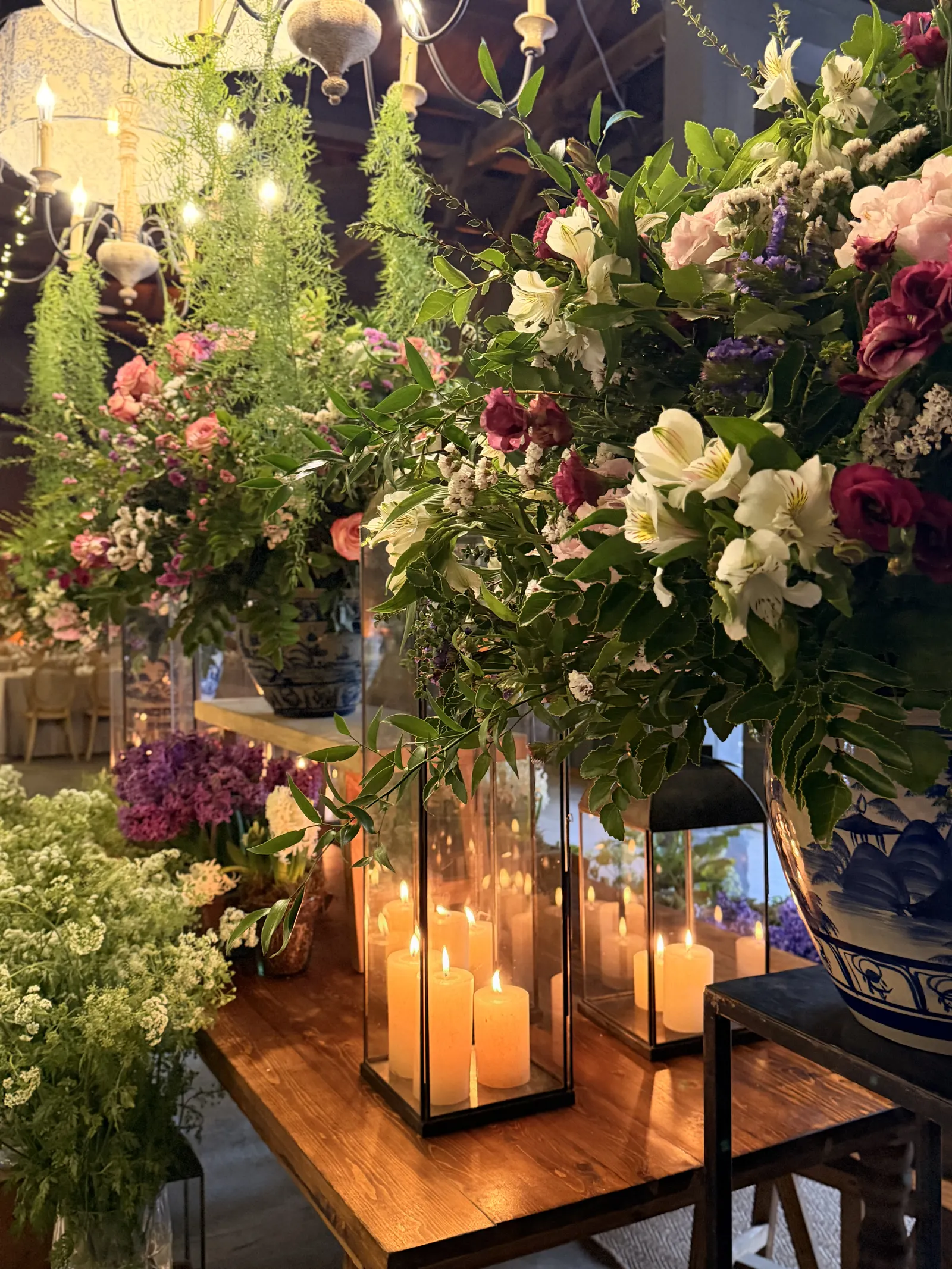 Detalle floral y velas en una celebración nocturna