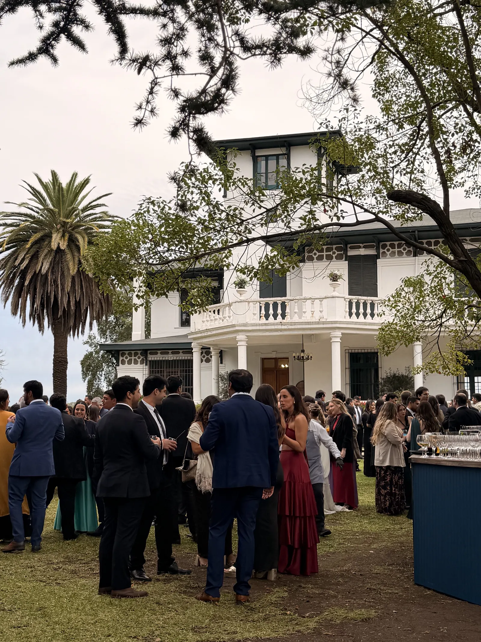 Invitados reunidos frente a Casona Verona