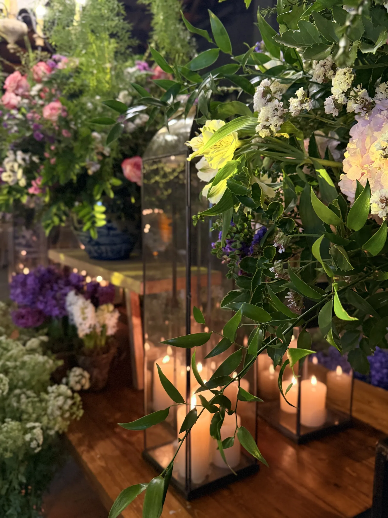 Detalle de flores, follaje y velas durante el evento