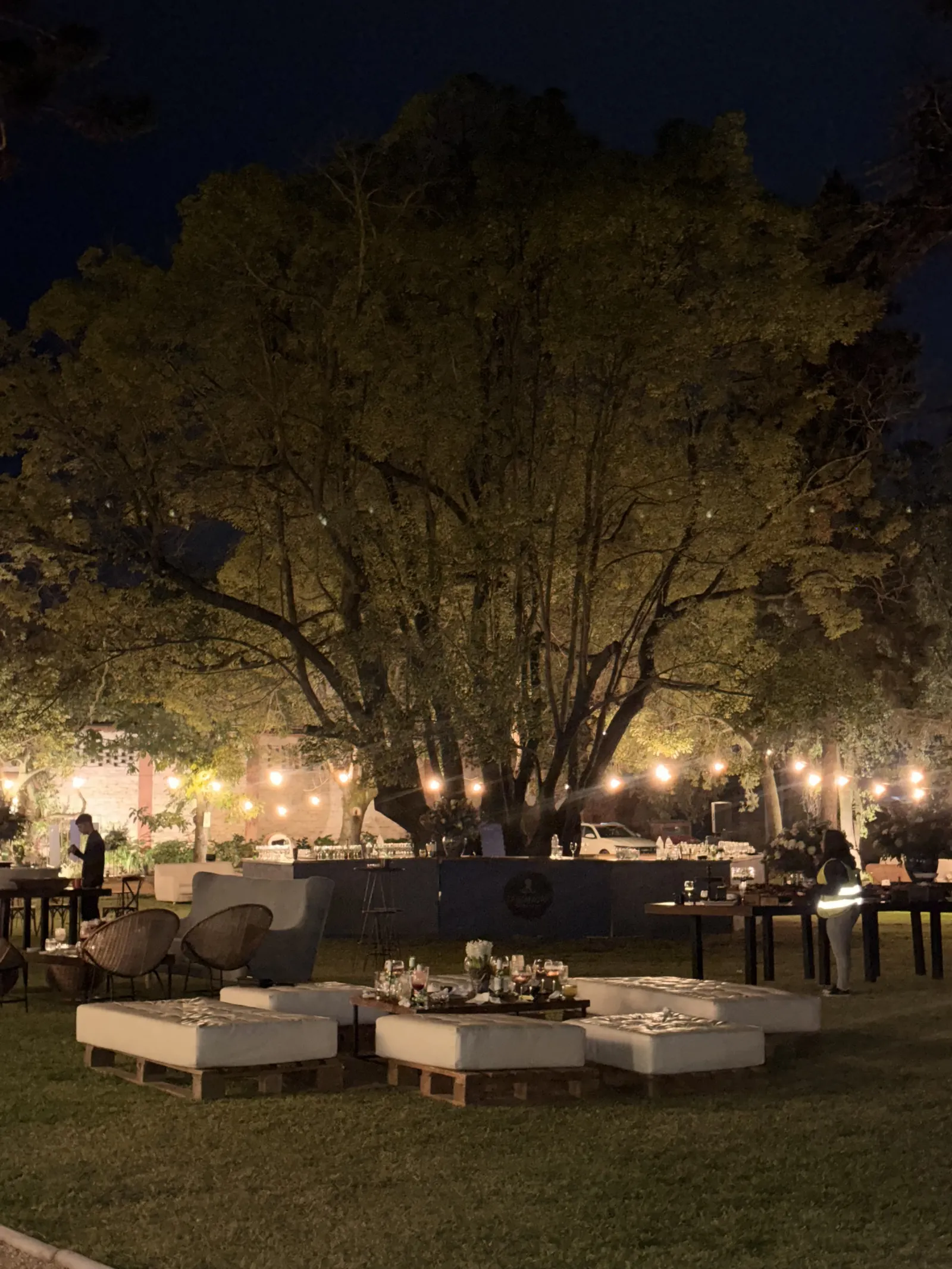 Jardín de Casona Verona iluminado durante la noche